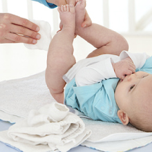 Avec quoi nettoyer bébé pour le change ? Apprennez à changer la
