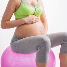 Soulagez votre dos avec un ballon de grossesse