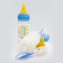 Comment nettoyer les biberons ? Faut-il stériliser les tétines de bébé ?