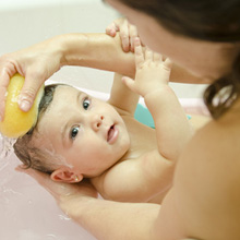 Baignoire bébé, transat et anneau de bain : quelle différence